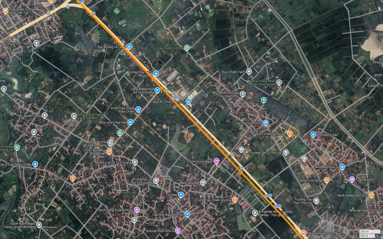 Vạch cam tuyến metro số 3 Hà Nội cắt chéo khung ảnh vệ tinh vùng Tích Giang Phúc Thọ theo một đường thẳng dài trên nền ruộng