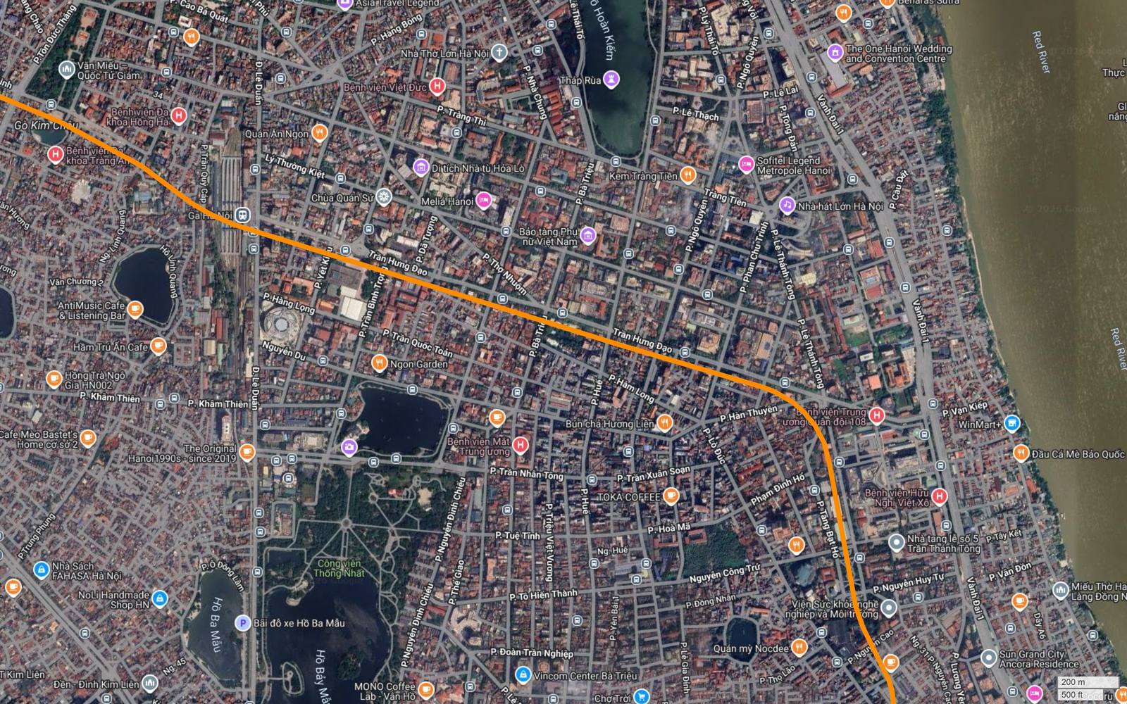 Khung ảnh vệ tinh metro số 3 Hà Nội trong khu phố Pháp Hà Nội với lưới đường bàn cờ đều đặn và hồ Hoàn Kiếm ở góc trên